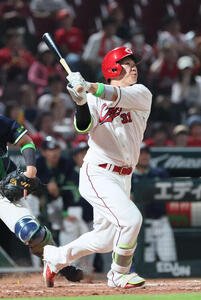 広島対ヤクルト　9回裏広島無死一塁、坂倉将吾はサヨナラの右越え2点本塁打を放つ(撮影･加藤孝規)