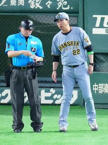 巨人対阪神　7回裏途中、阪神先発高橋遥人の降板を告げる藤川球児監督(右)(撮影･江口和貴)