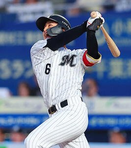 ロッテ対日本ハム　3回裏ロッテ1死、先制満塁本塁打を放つ西川史礁(撮影･野上伸悟)