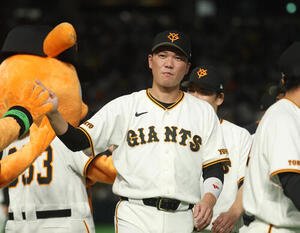 巨人対阪神　勝利しナインとタッチを交わす坂本勇人(撮影･増田悦実)