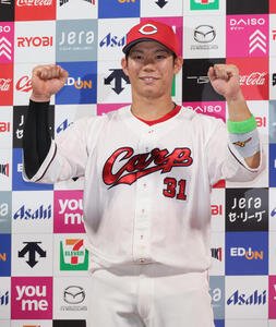広島対ヤクルト　お立ち台でポーズを決める広島坂倉将吾(撮影･加藤孝規)