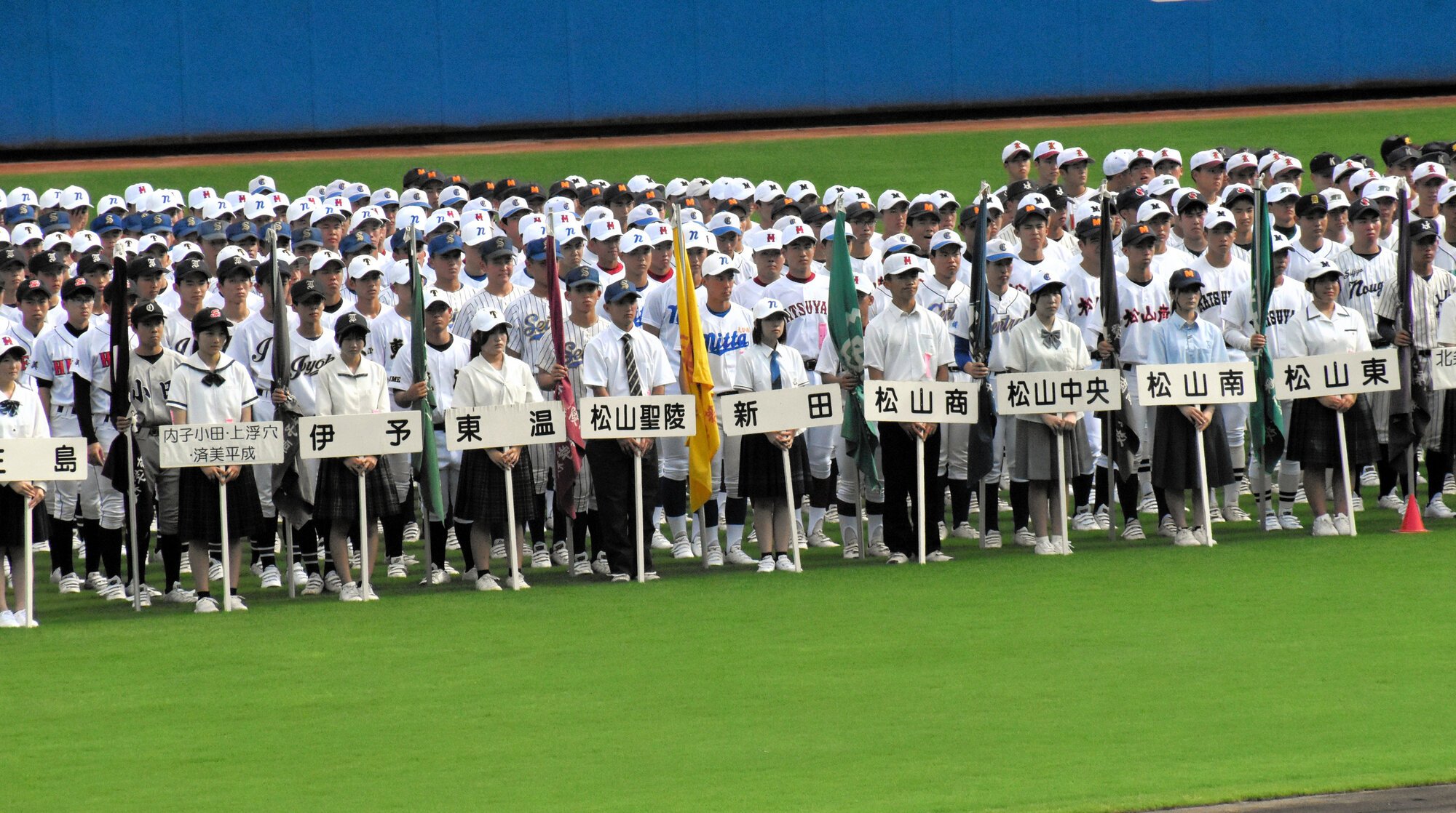 整列した選手たち=2026年7月7日午後4時15分、坊っちゃんスタジアム、水田道雄撮影