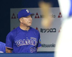 DeNA対中日　9回表、戦況を見守る井上一樹監督(撮影･河田真司)