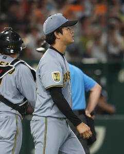 巨人対阪神　7回裏巨人2死満塁、坂本勇人に適時二塁打を浴び逆転されがっくりとする高橋遥人(撮影･増田悦実)