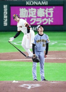 巨人対阪神　4回裏巨人1死、ボビー･ダルベック(後方)に先制本塁打を浴びる高橋遥人(撮影･江口和貴)