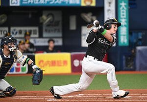 オリックス対ソフトバンク　2回表ソフトバンク無死、右越え二塁打を放つ栗原陵矢(撮影･和賀正仁)＝2026年7月7日、京セラ　