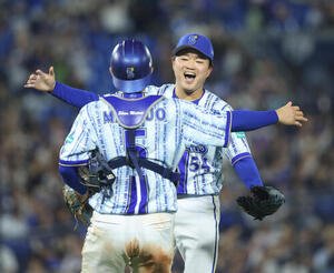 DeNA対中日　完封勝利のDeNA石田裕太郎は、捕手松尾汐恩(左)と抱き合って喜ぶ(撮影･河田真司)