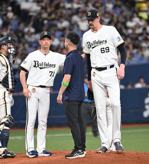オリックス対ソフトバンク　3回、逆転を許しジェリーの降板を告げるオリックス岸田護監督(撮影･和賀正仁)