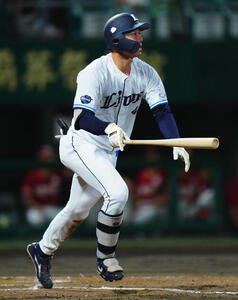 西武対楽天　5回裏西武2死一、三塁、3点本塁打を放つ石井一成(撮影･垰建太)