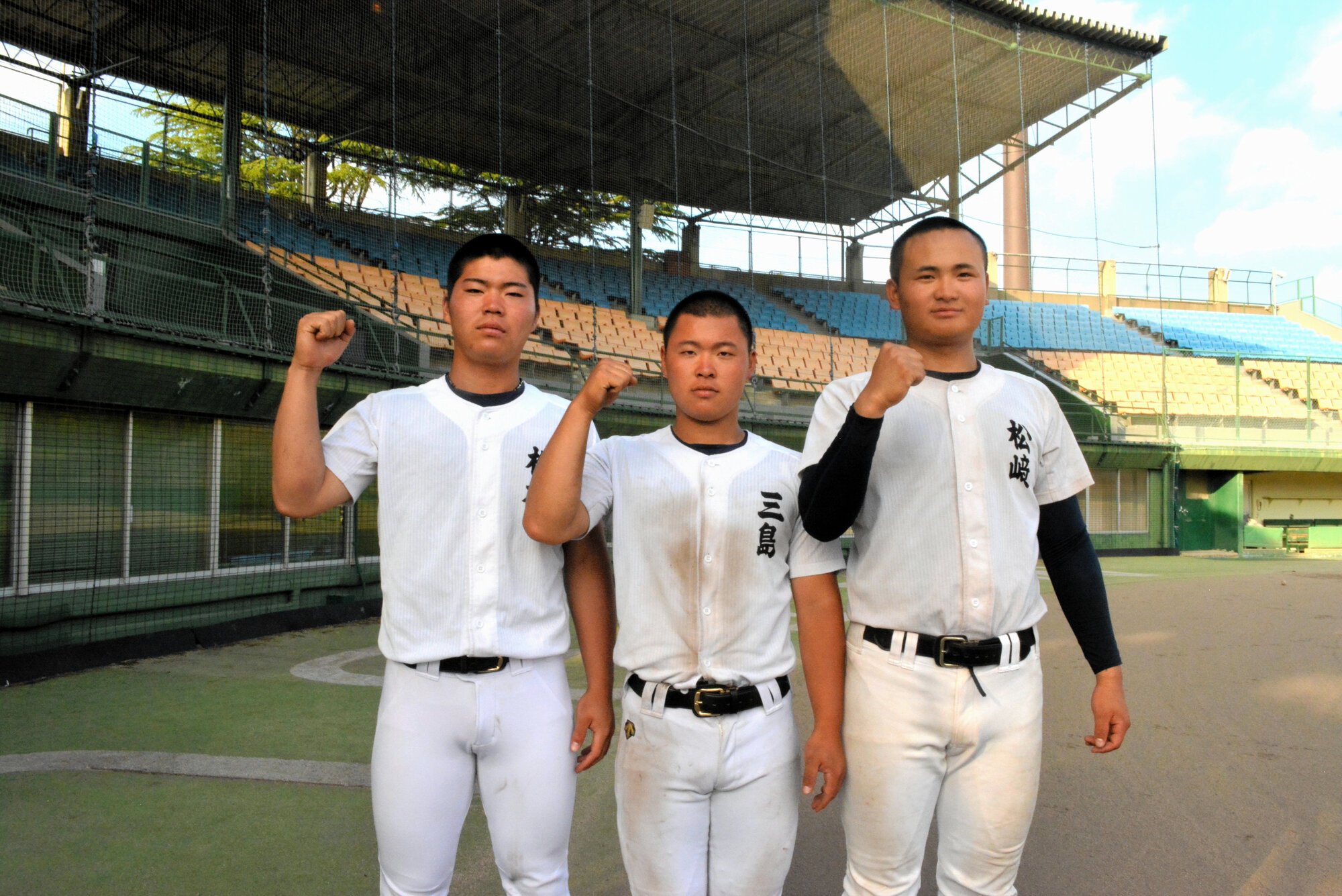 昨夏の甲子園を経験した松本七斗選手(左)、三島将主将(中央)、松崎琉惺選手=2026年5月14日午後5時17分、松江市、堀田浩一撮影