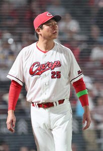 広島対ヤクルト　8回裏終了時、交代を告げる広島新井貴浩監督(撮影･加藤孝規)