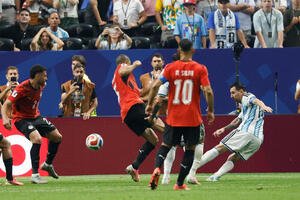 同点ゴールを決めるアルゼンチンのメッシ(AP)