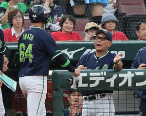 広島対ヤクルト　2回表ヤクルト1死二塁、古賀優大の中前適時打で性オ案した岩田幸宏を迎える池山隆寛監督(撮影･加藤孝規)