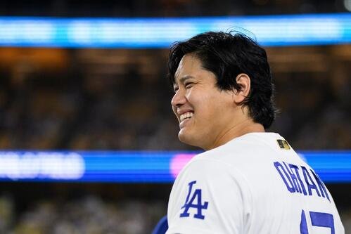 笑顔を見せるドジャース大谷翔平(AP)