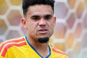 PK戦の末にスイスに敗れ、呆然とするコロンビアのルイス･ディアス(AP)