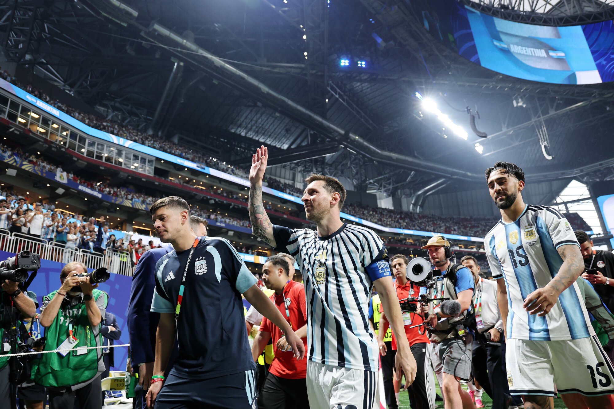 サッカーワールドカップ北中米大会　決勝トーナメント2回戦　アルゼンチン―エジプト　エジプトを破って準々決勝進出を決め、観客席に手を振って引き揚げるアルゼンチンのリオネル･メッシ(中央)=内田光撮影