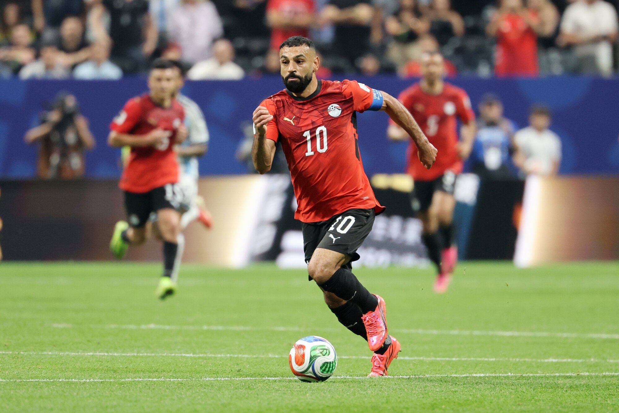 サッカーワールドカップ北中米大会　決勝トーナメント2回戦　アルゼンチン―エジプト　後半、ドリブルするエジプトのモハメド･サラー⑩=内田光撮影