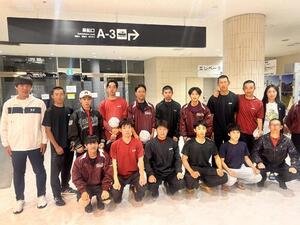 記念写真を撮る八丈の選手たち(撮影･平山連)