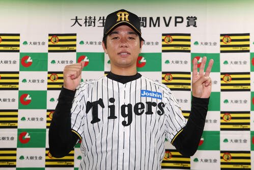 6月度｢大樹生命月刊MVP賞｣を受賞し、3ヶ月連続の受賞となり｢3｣のポーズをとる阪神高橋遥人(撮影･前田充)