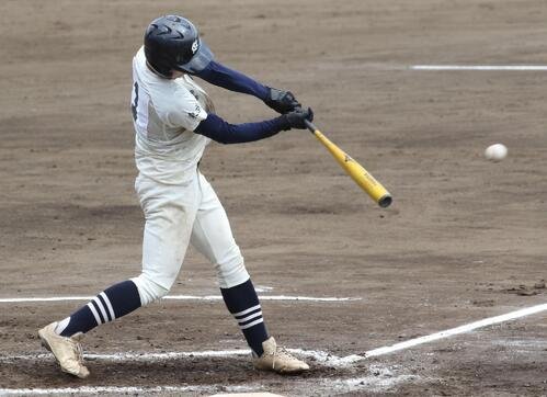第108回全国高校野球西東京大会　1回戦　東学大付対清瀬　7回裏、ダメ押しとなる中前適時打を放つ東京学芸大付･重松拓歩(撮影･田島優大)