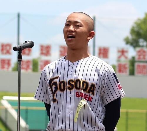 選手宣誓を務める細田学園主将･福井飛夢捕手(3年)(撮影･会田京叶)