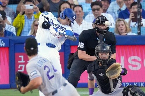 ロッキーズ戦の1回、先頭打者でメジャー通算300号となる今季20号を放ったドジャース大谷翔平(AP)