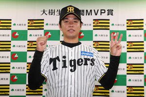 6月度｢大樹生命月刊MVP賞｣を受賞し、3ヶ月連続の受賞となり｢3｣のポーズをとる阪神高橋遥人(撮影･前田充)