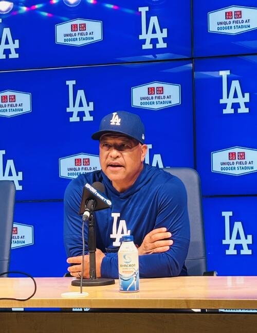 ロッキーズ戦前に会見を行うドジャースのデーブ･ロバーツ監督