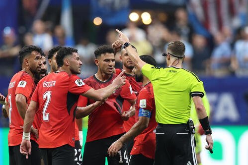 主審に詰め寄るエジプトの選手(AP)