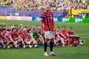 5日、ブラジルに勝利したノルウェー代表はハーランドが叩く太鼓に合わせてバイキング･ロー(AP)