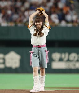 巨人対阪神　ファーストピッチに登場し投げ込む佐々木彩夏(撮影･増田悦実)