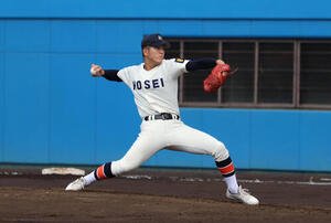 法政二対森村学園　力投する法政二･松田早太(撮影･服部航大)