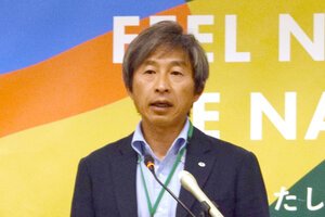 記者会見で｢冬季五輪｣について記者の質問に答える荻原健司市長=2026年7月8日午後2時4分、長野市、北沢祐生撮影