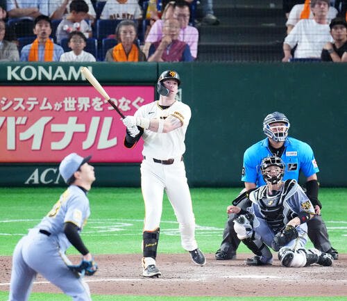 巨人対阪神　8回裏巨人無死、本塁打を放つトレイ･キャベッジ。投手岩崎優(撮影･江口和貴)