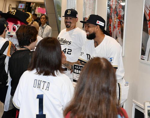 試合前、ベネズエラ地震の義援金募金活動をするオリックスのアンドレス･マチャド(左)とアンダーソン･エスピノーザ(撮影･和賀正仁)