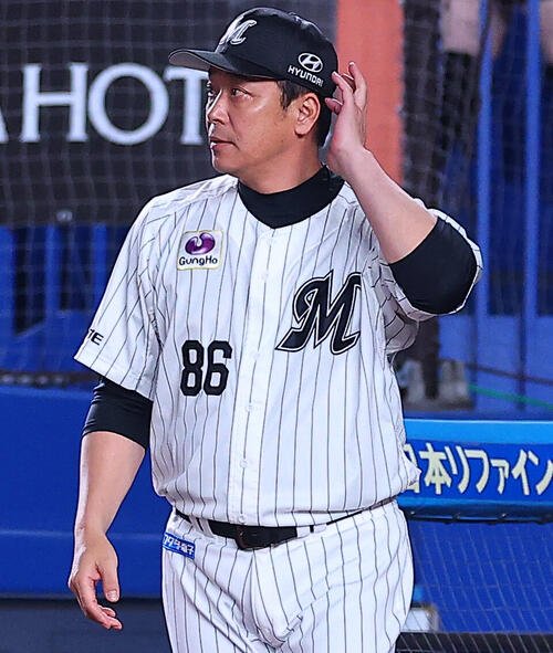 ロッテ対日本ハム　選手交代を告げるロッテのサブロー監督(撮影･野上伸悟)