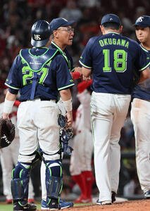 広島対ヤクルト　8回表ヤクルト2死三塁、マウンドでナインを激励するヤクルト池山隆寛監督(左から2人目)(撮影･加藤孝規)