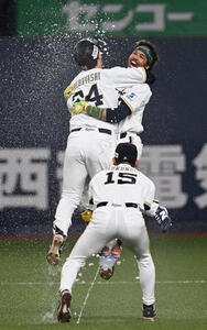 オリックス対ソフトバンク　10回裏オリックス1死一、二塁、右翼線にサヨナラ適時二塁打を放った宗佑磨は紅林弘太郎(左)と抱き合って喜ぶ(撮影･和賀正仁)＝2026年7月8日、京セラ　
