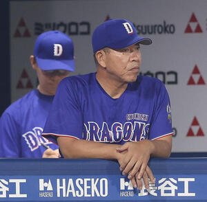 DeNA対中日　9回表、戦況を見守る井上一樹監督(撮影･河田真司)