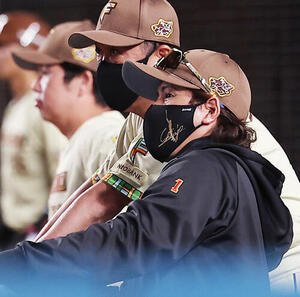 ロッテ対日本ハム　試合を見つめる日本ハム新庄剛志監督(撮影･野上伸悟)