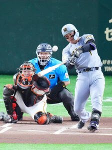 巨人対阪神　1回表阪神2死、先制本塁打を放つ森下翔太(撮影･江口和貴)