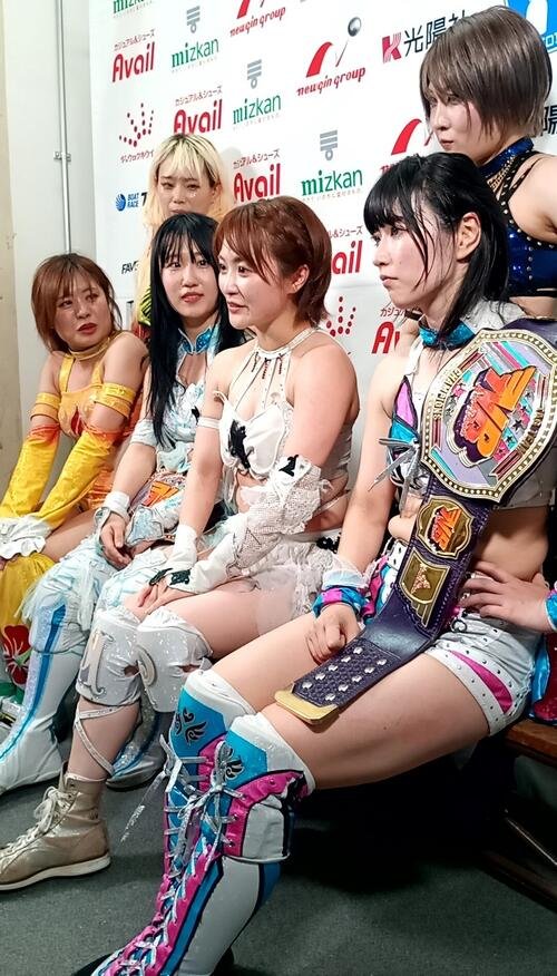 IWGPのベルト奪取へ意欲を見せたなつぽい(前列右から2人目)とコズミック･エンジェルズのメンバーたち(前列右からさくらあや、なつぽい、玖麗さやか、金屋あんね、後列右から安納サオリ、水森由菜)