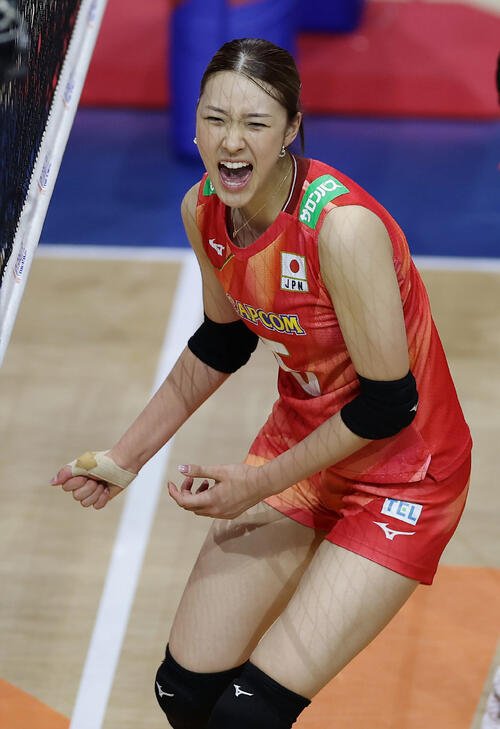 日本対ブラジル　第4セット、スパイクを決めガッツポーズする佐藤淑乃(撮影･前田充)