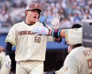ロッテ対日本ハム　2回表日本ハム1死、先制本塁打を放ちベンチに迎えられる吉田賢吾(撮影･野上伸悟)