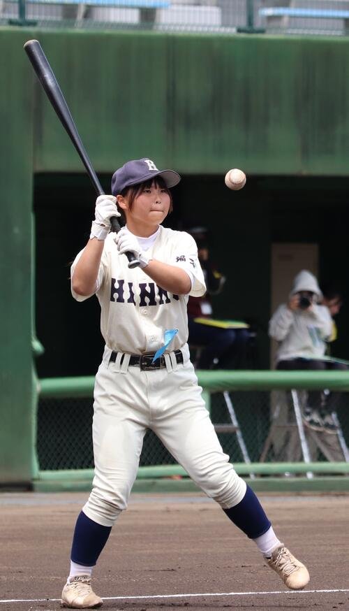 第108回全国高校野球埼玉大会　1回戦　試合前のシートノックでノックを打つ飯能･花岡咲愛(撮影･会田京叶)＝2026年7年8日