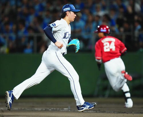 西武対楽天　10回表楽天2死満塁、黒川史陽(右)に適時打を許す篠原響(撮影･垰建太)