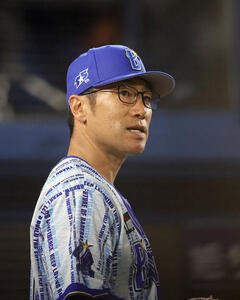 DeNA対中日　8回裏を終え、選手交代を告げる相川亮二監督(撮影･河田真司)