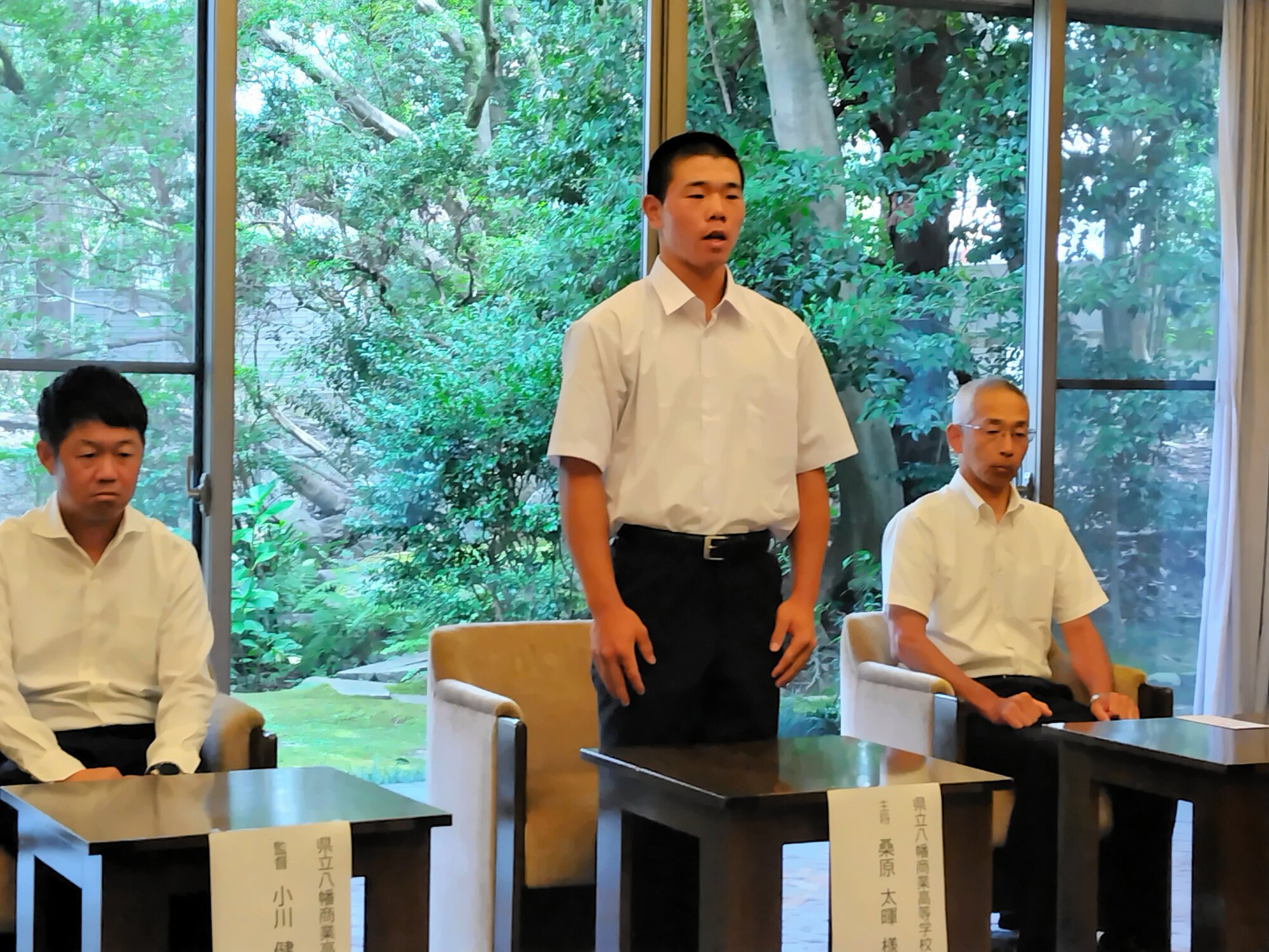 甲子園出場を決め、決意を語る滋賀代表の八幡商の桑原太暉主将＝県公館、野中一郎撮影