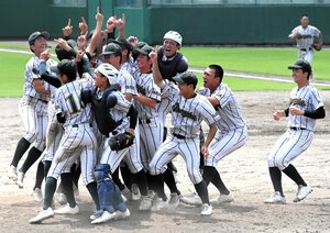 東北文教大山形城北―鶴岡東　9回目の優勝を決め、喜ぶ鶴岡東の選手たち=2026年7月27日、ヤマリョー、渡部耕平撮影