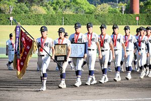優勝旗などを手に行進する英明の選手たち=高松、石崎太貴撮影